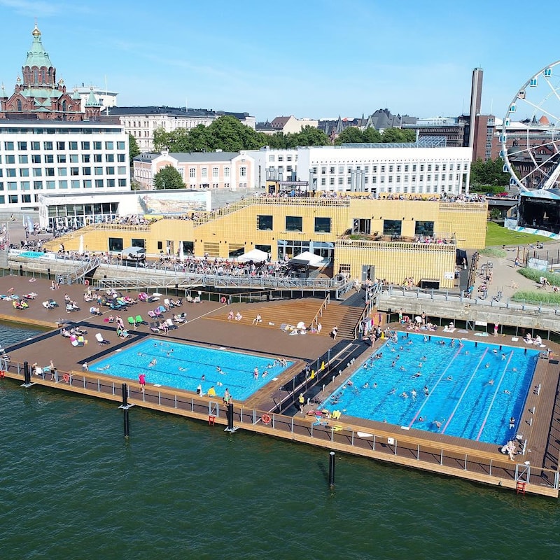 Открытый бассейн на месте портовой зоны и парковки, на набережной в Хельсинки. Фото: OOPEAA