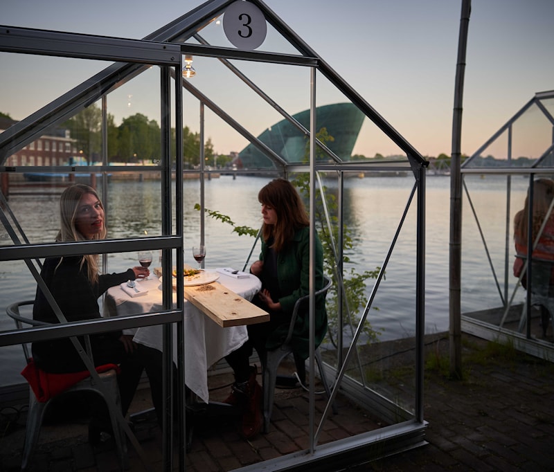Отсеки вроде персональных теплиц в открывающемся 21 мая в Амстердаме ресторане Mediamatic ETEN забронированы до конца июня. Фото: Mediamatic