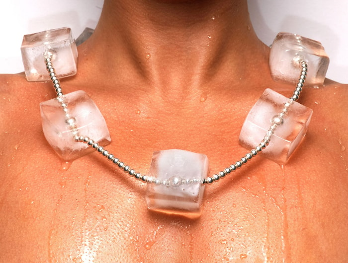 Ожерелье из кубиков льда (Golem) тает в течение получаса на коже или через час, если надето поверх одежды. Фото: dezeen