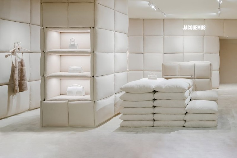 Голландская студия AMO использовала подушки , чтобы сформировать выставочные стенды в бутике женской одежды модного бренда Jacquemus в Париже. Фото: dezeen