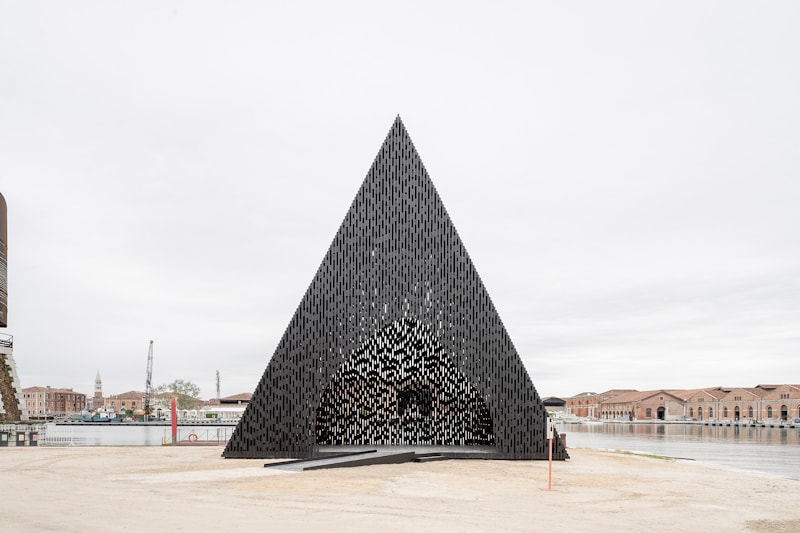 Шатер из черного дерева, который Дэвид Аджайе построил для Венецианской биеннале. Фото: dezeen